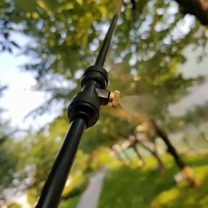 Système de brumisation d'eau de jardin pour arrosage et irrigation extérieure, avec buses en laiton et tuyaux en plastique alimentaire pour créer une ambiance fraîche et apaisante